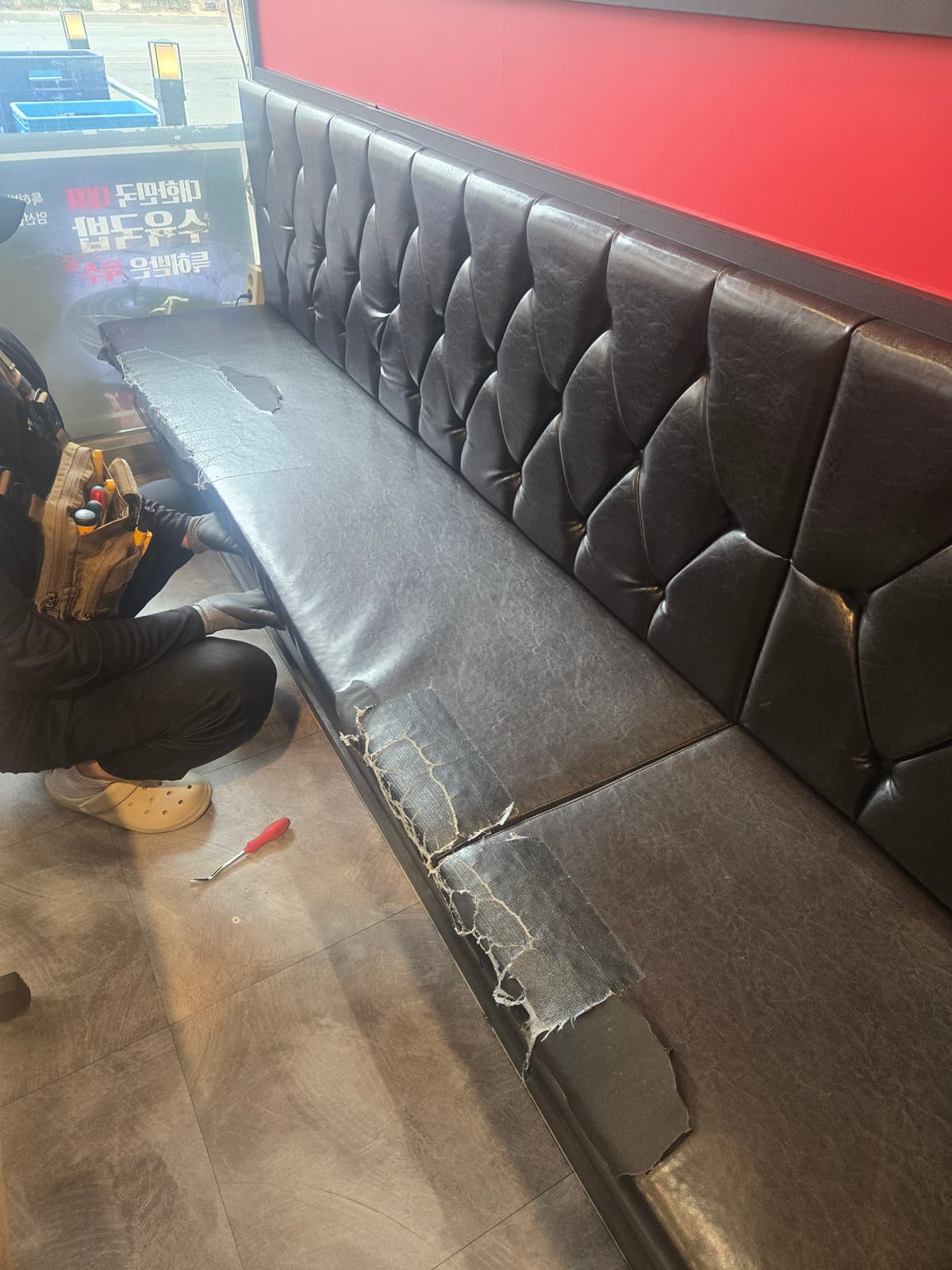 강남 레스토랑 의자 30개 천갈이 수리 전